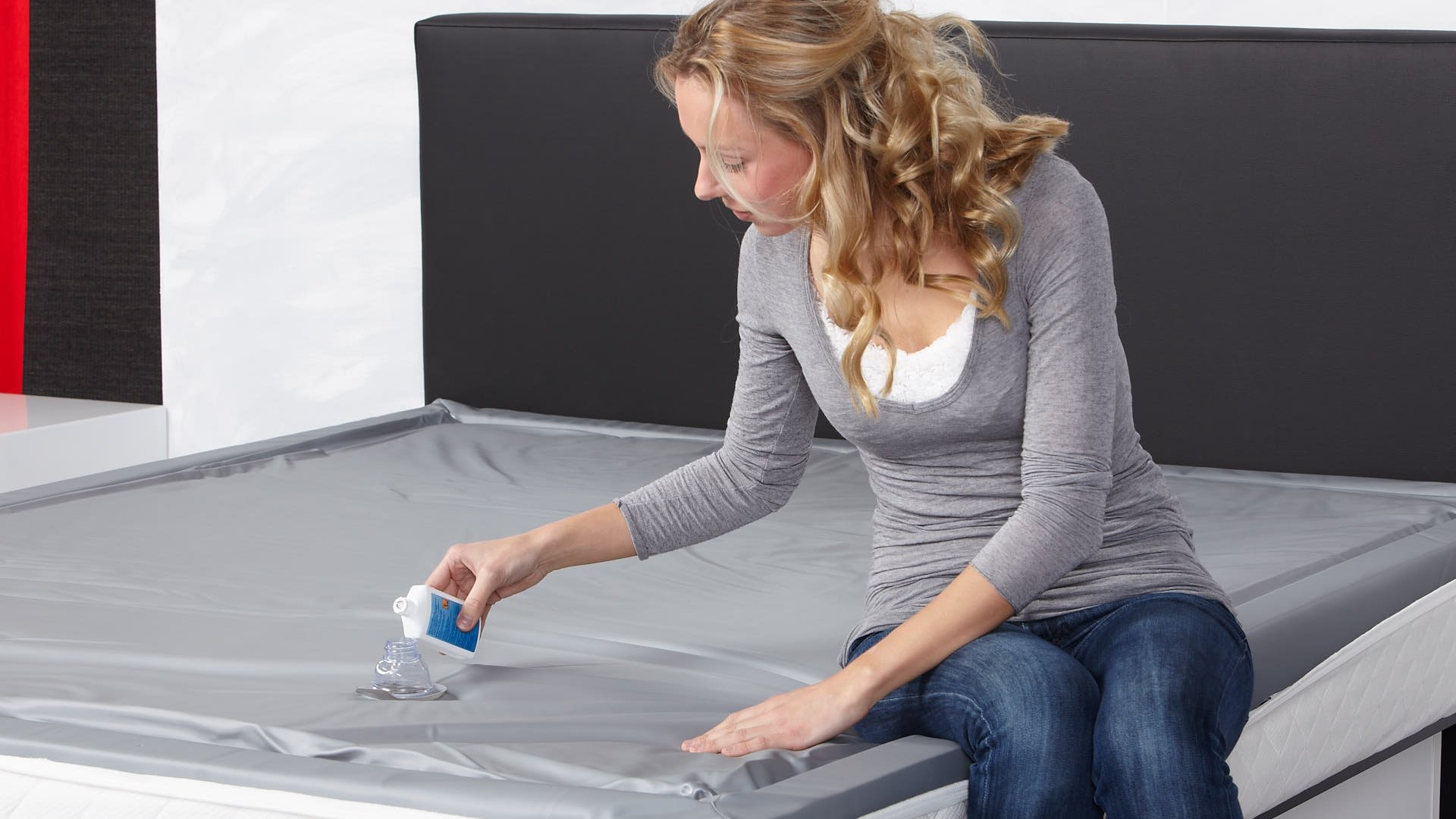 Wasserbett-Conditioner in Wasserbettmatratze geben