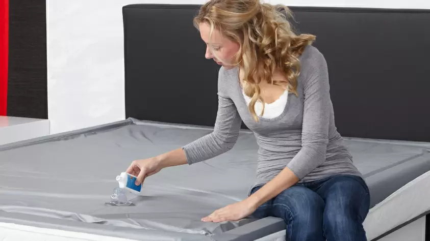 Wasserbett-Conditioner in Wasserbettmatratze geben